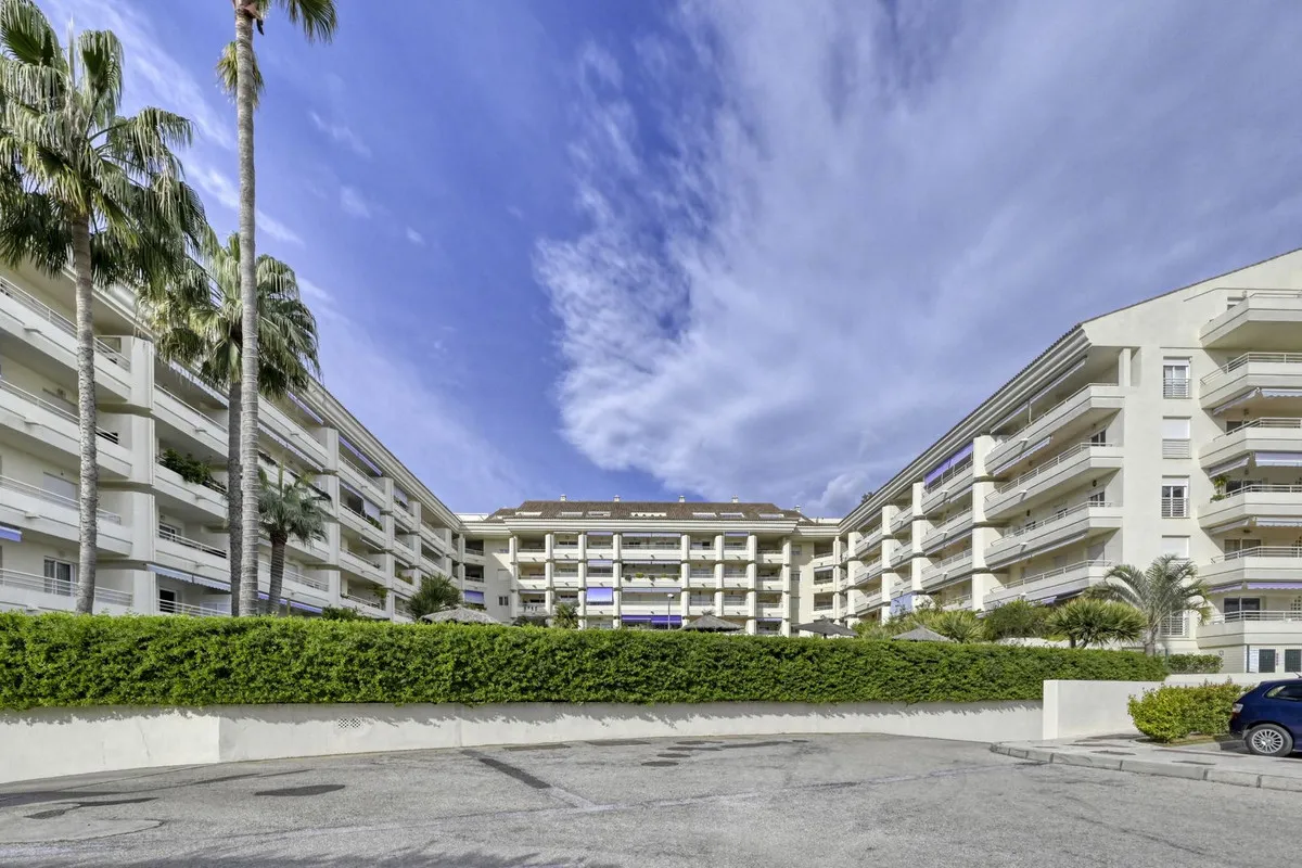 Golden Mile Serenity: 1-Bedroom Apartment with Pool Access