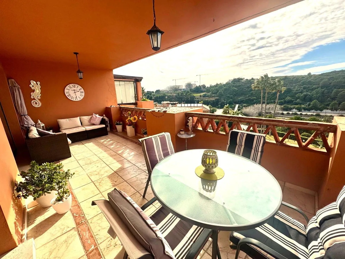 Sunlit Retreat in Las Viñas del Golf, Casares Costa