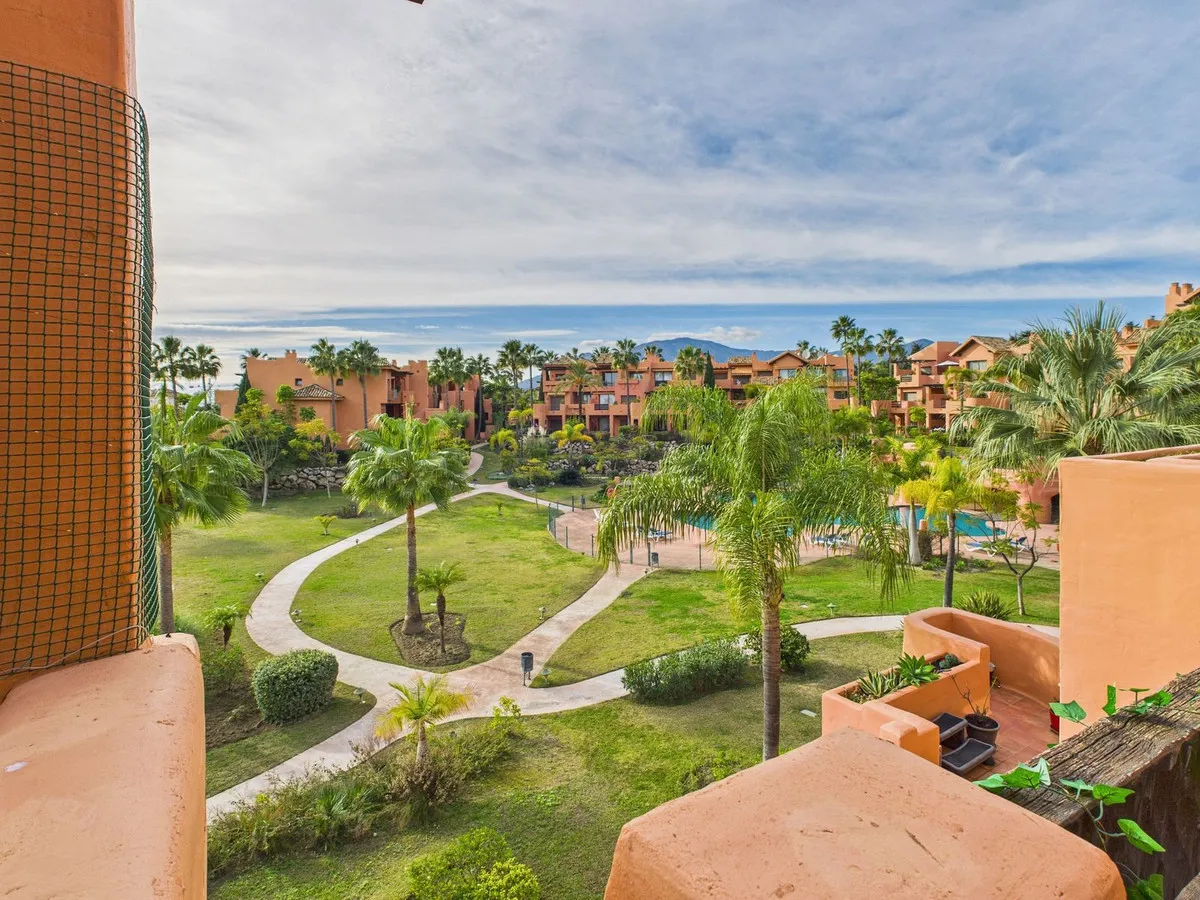 Sunlit Oasis Apartment with Panoramic Views