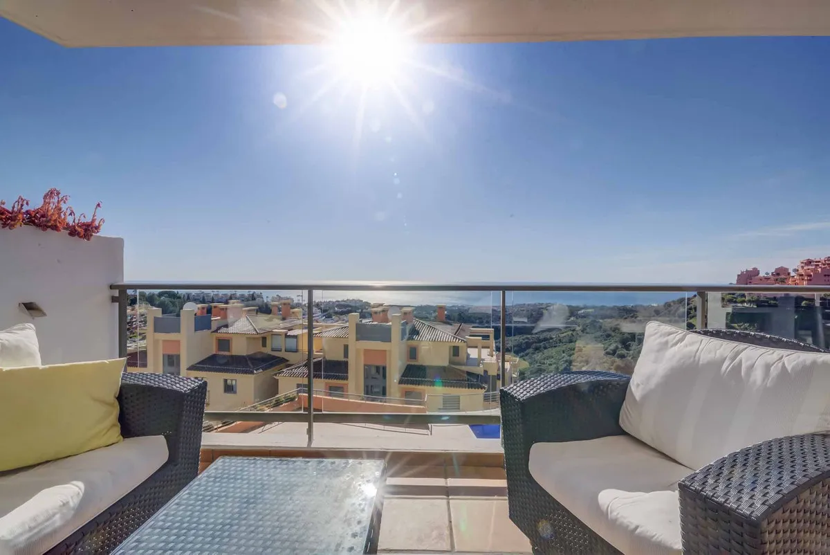 Luxurious 2-Bedroom with Panoramic Sea Views in Sitio de Calahonda