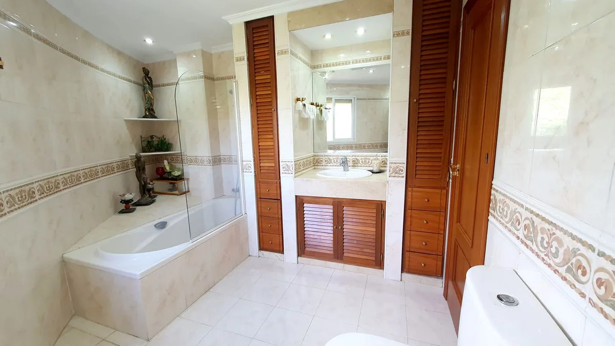 ae1ce03b-ecaf-4435-a21c-8954792cda79