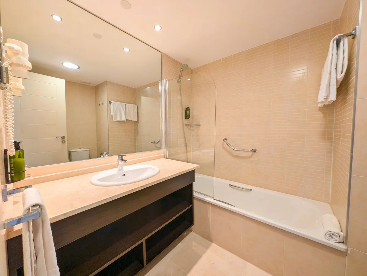 9b0e8526-0500-4b7b-8f48-087bd6529c06