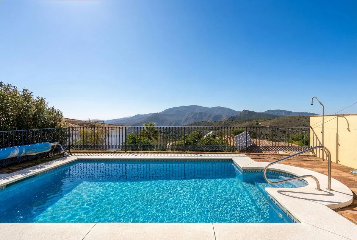 Alhaurin Golf Frontline Villa with Stunning Views