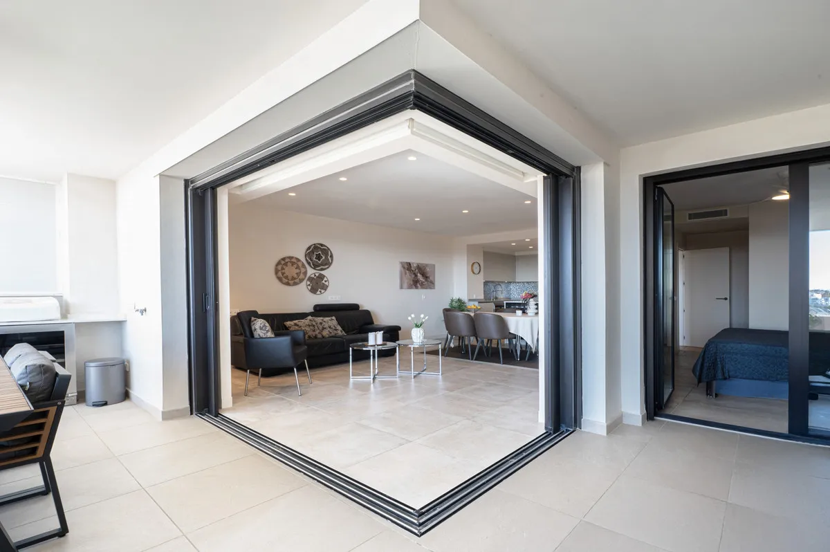 8e036f94-ae75-48b3-8cd2-7eb39ddd0321