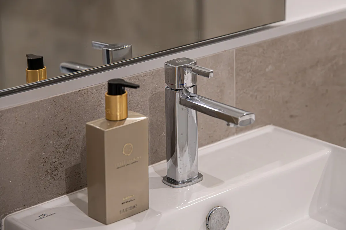 c990efc7-a358-45d2-bb09-0e9e06a88d1b