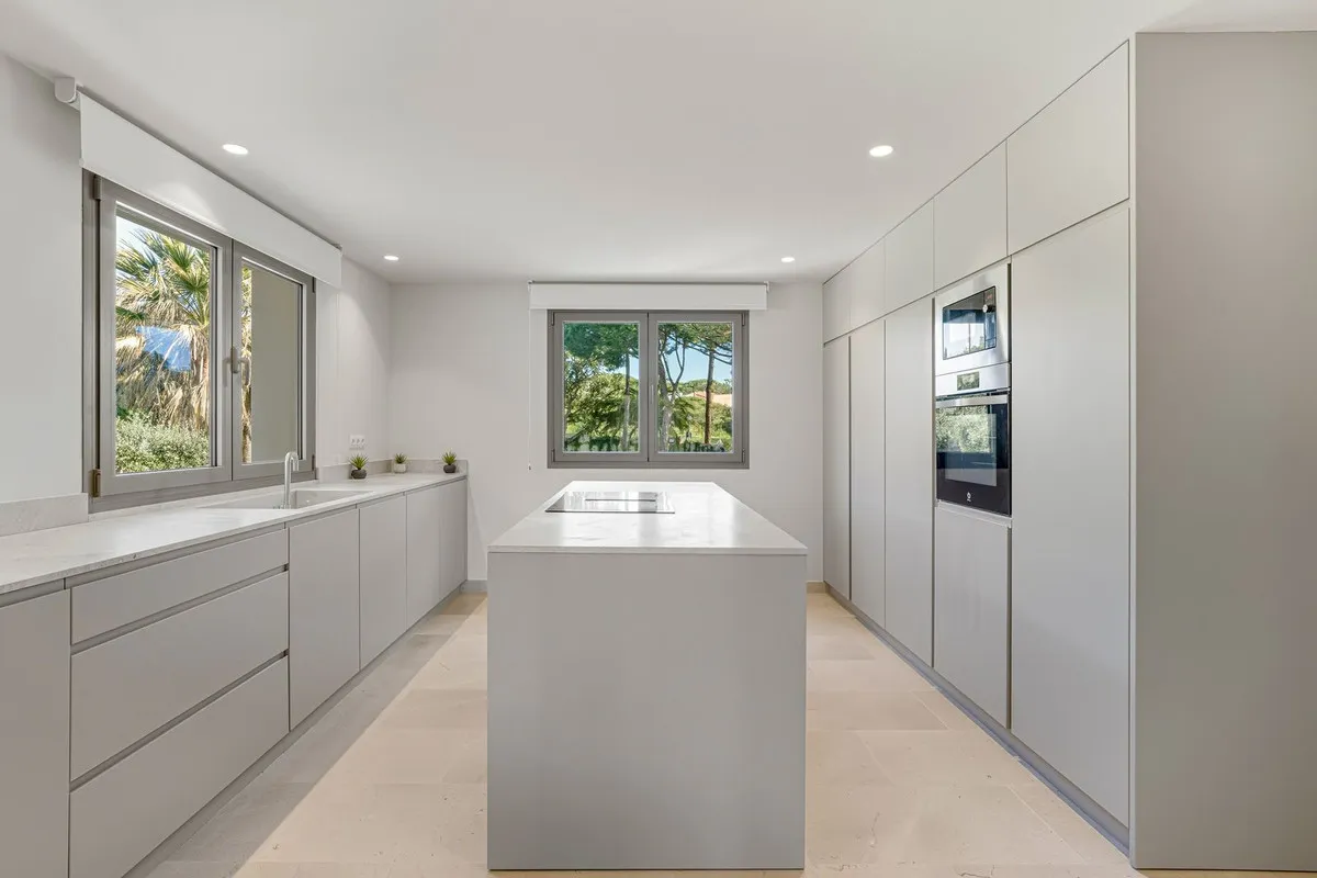 c3086982-61a3-48f3-98c0-4be3654c802e