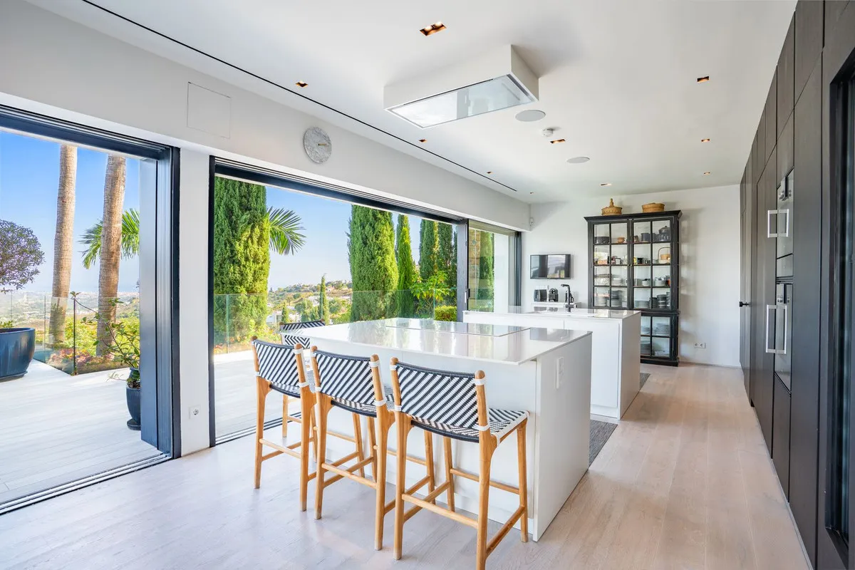 111e7661-c3f9-48ac-b4f2-81a0497442af