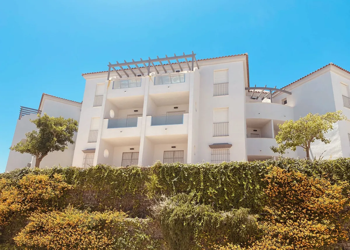 Charming 2-Bed Ground Floor Apartment at Small Oasis Manilva