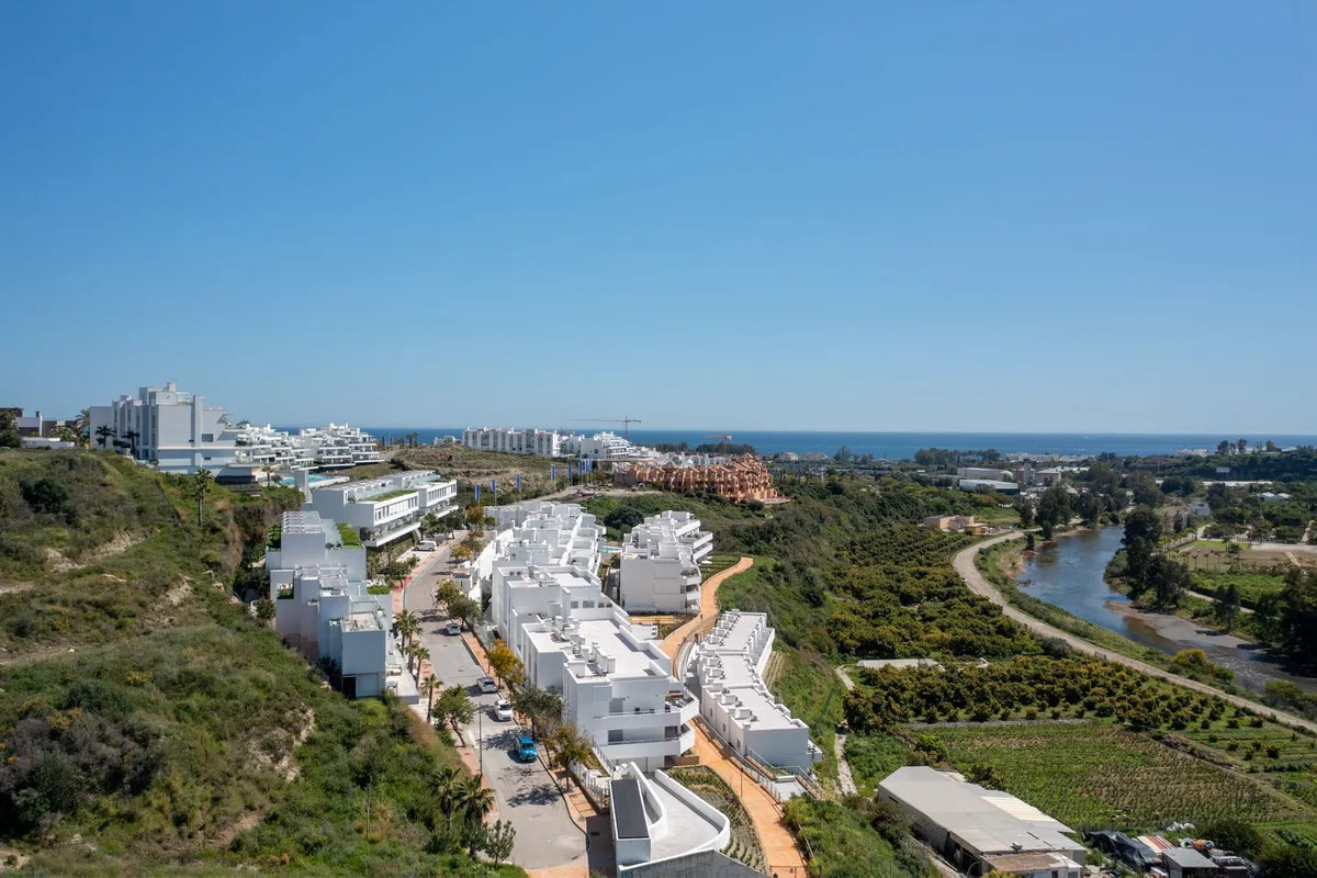 Stylish 2-Bed Apartment in Cancelada with Deluxe Amenities