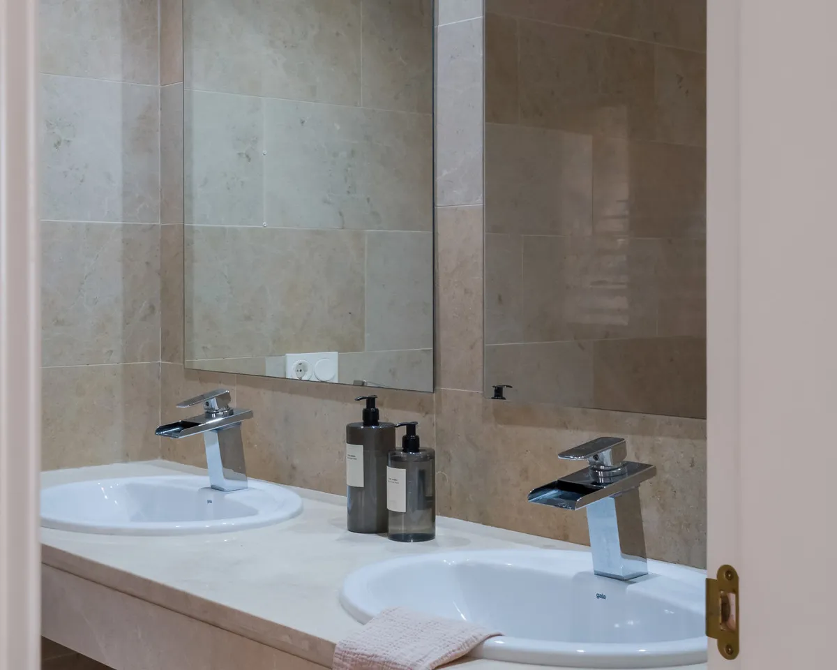 ba5518ed-0836-469a-abbf-09c7c1909936