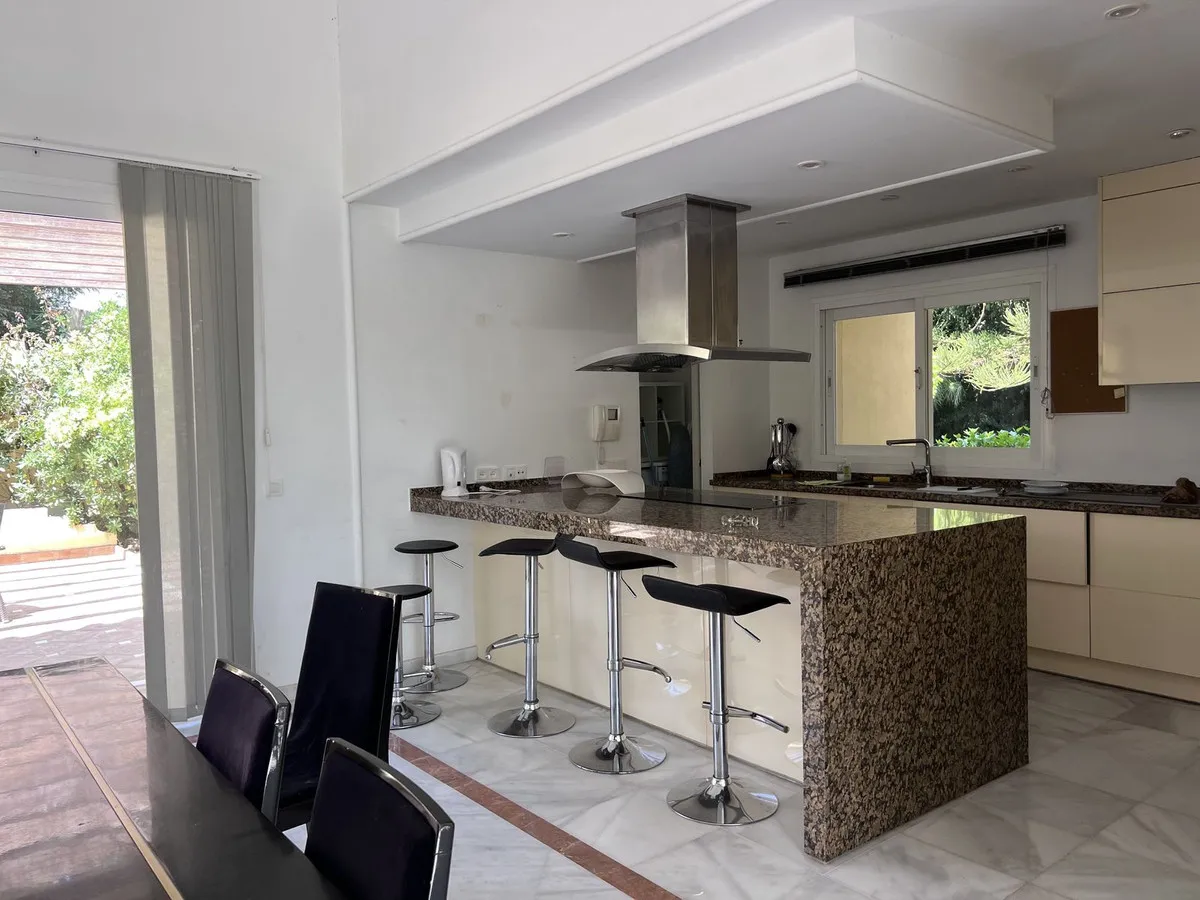 f8272dd8-678e-4e93-90a1-1e7e1323381f