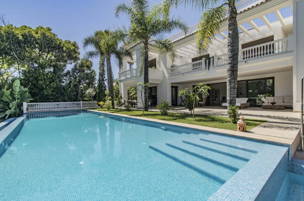 Andalusian Oasis Villa in Prime Casasola