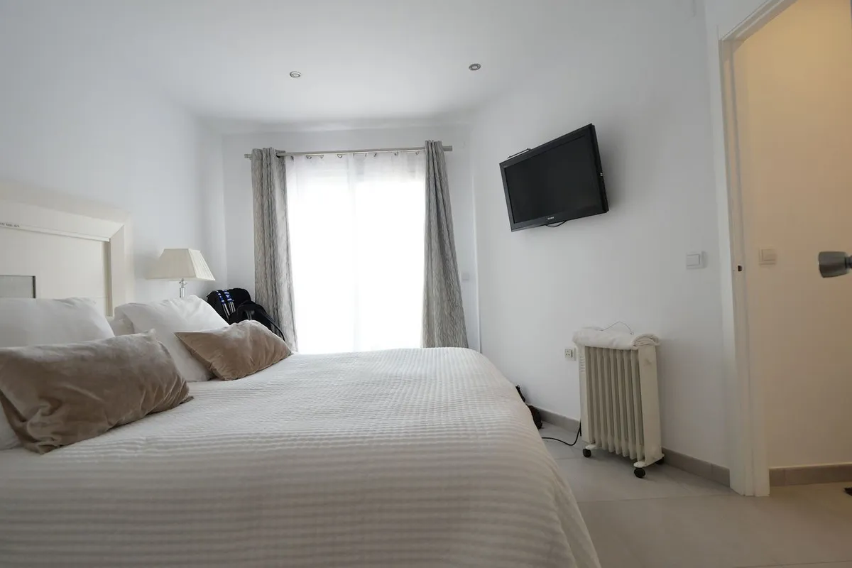 db9833b2-6d25-4965-98c7-fc5d15ca2d7e