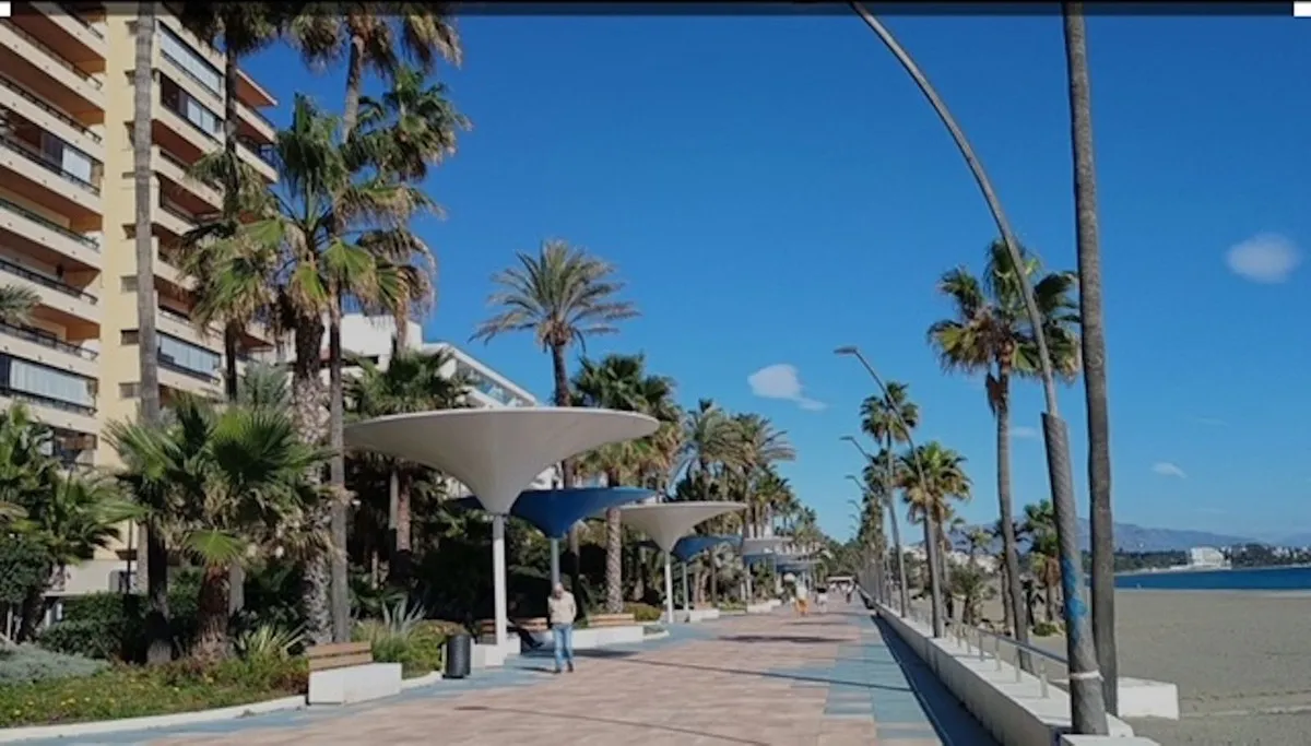 Estepona Coastal Retreat: 2-Bedroom Apartment with Solarium