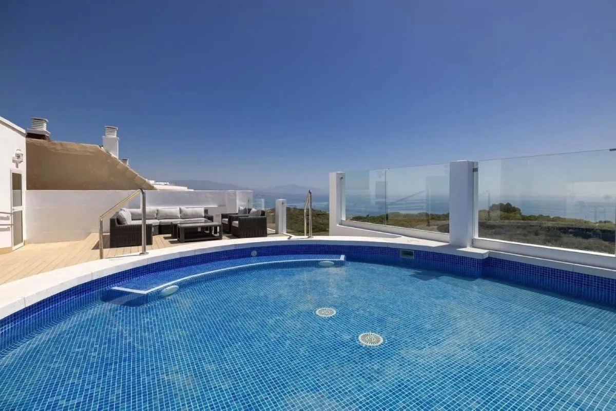 Charming Ground-Floor Haven in Royal Duquesa Hills