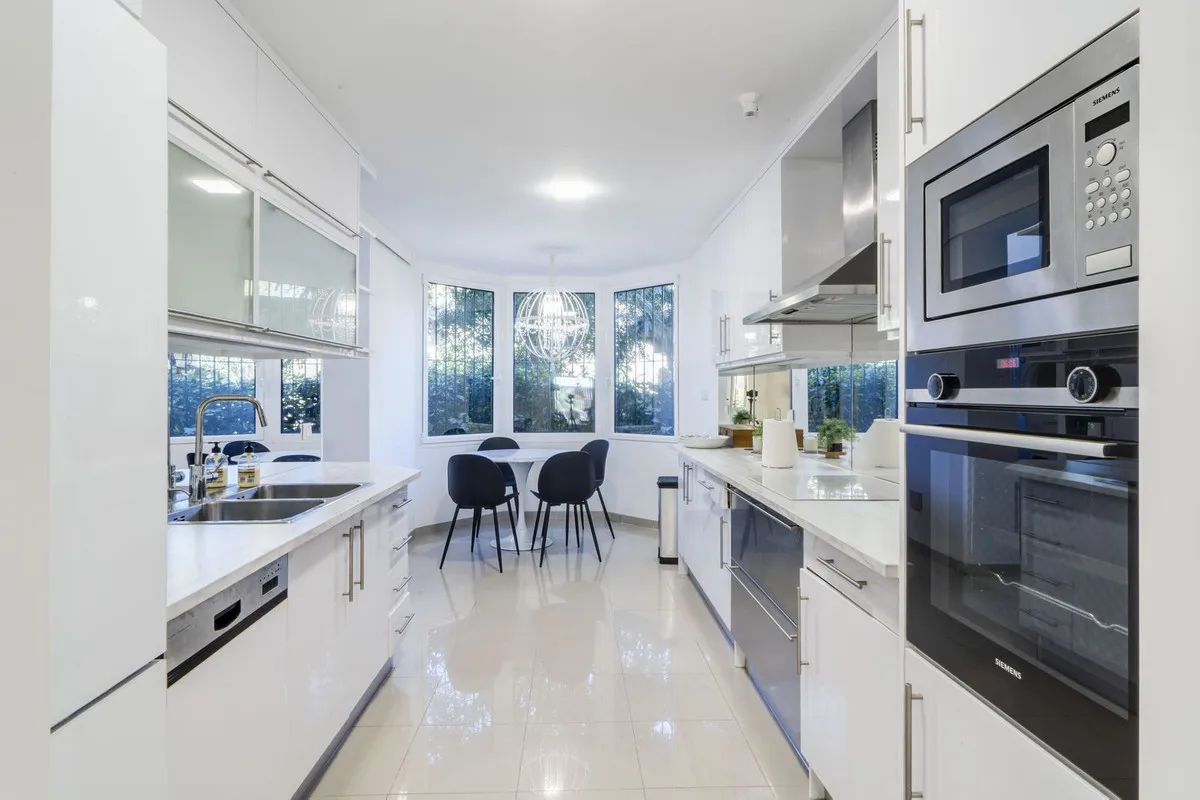 b920d771-0800-42f0-9d9f-3436a9a59a63