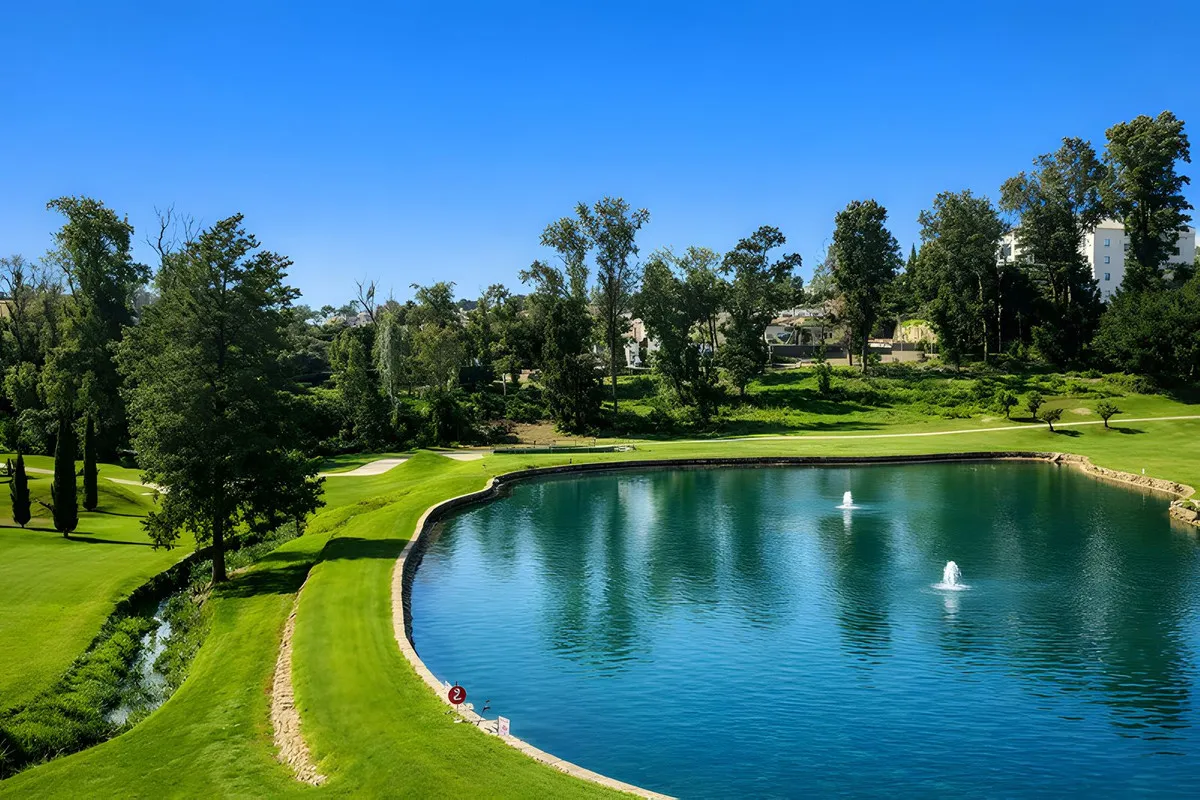 Luxurious Golf-Front Apartment in Guadalmina