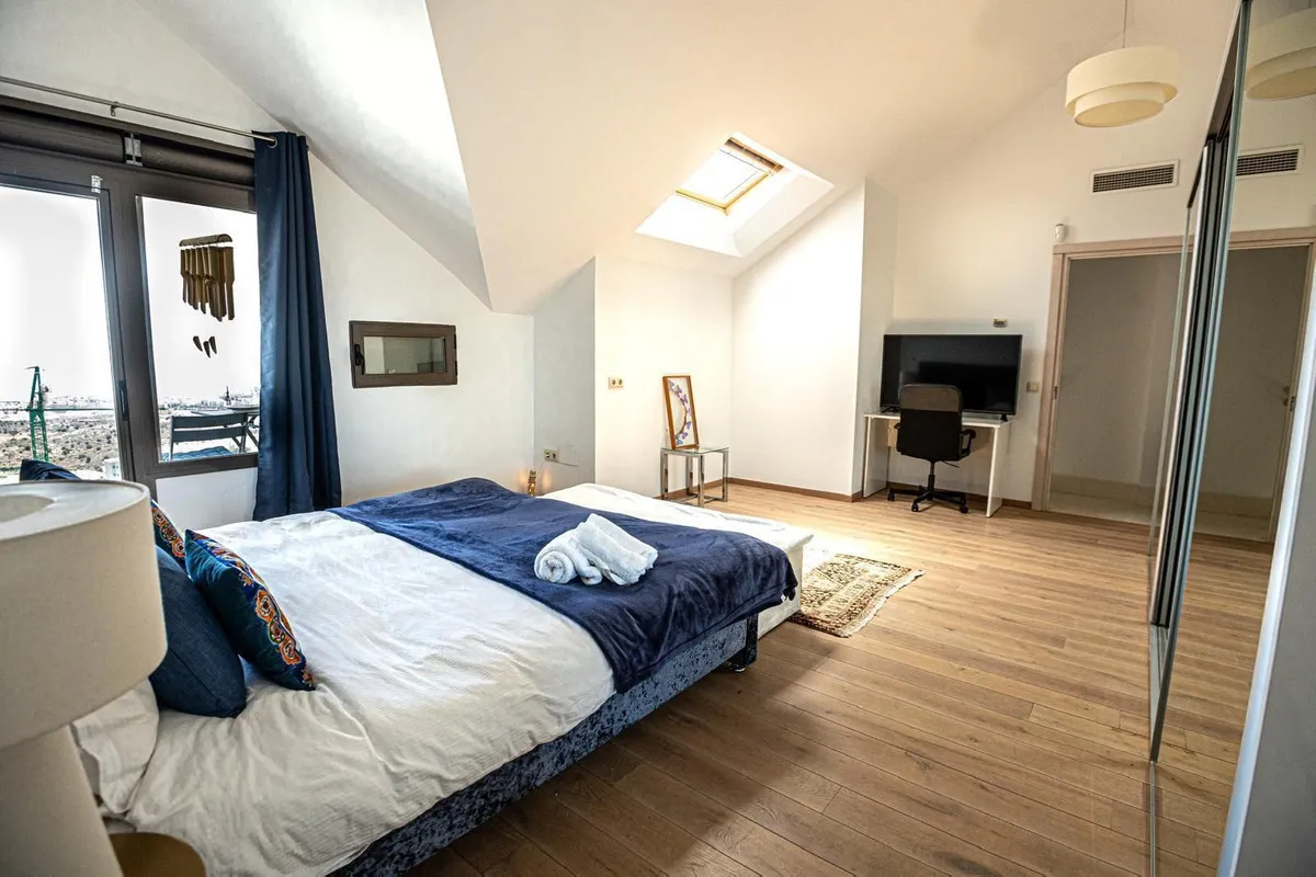 b0e79f55-97a3-49d8-84d7-7565679c412e