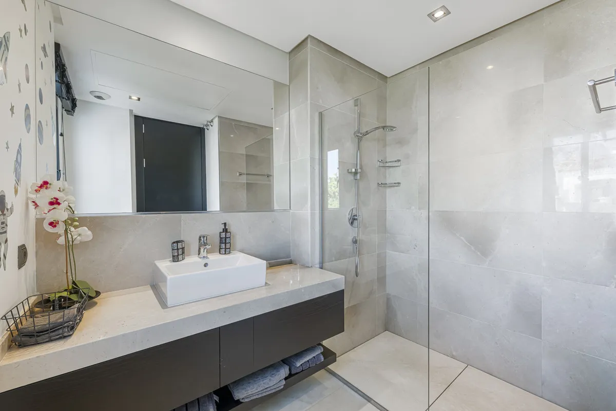 3b7e5b31-a0c4-4d3c-8c46-a018095962e0