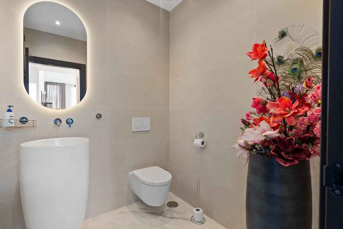 52dbba04-9d2c-4d1c-a448-70d1b2eda825