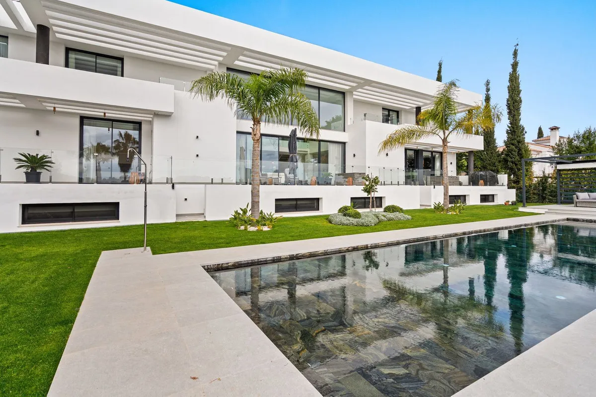 Luxury Seaview Golf Villa in El Paraíso, Costa del Sol