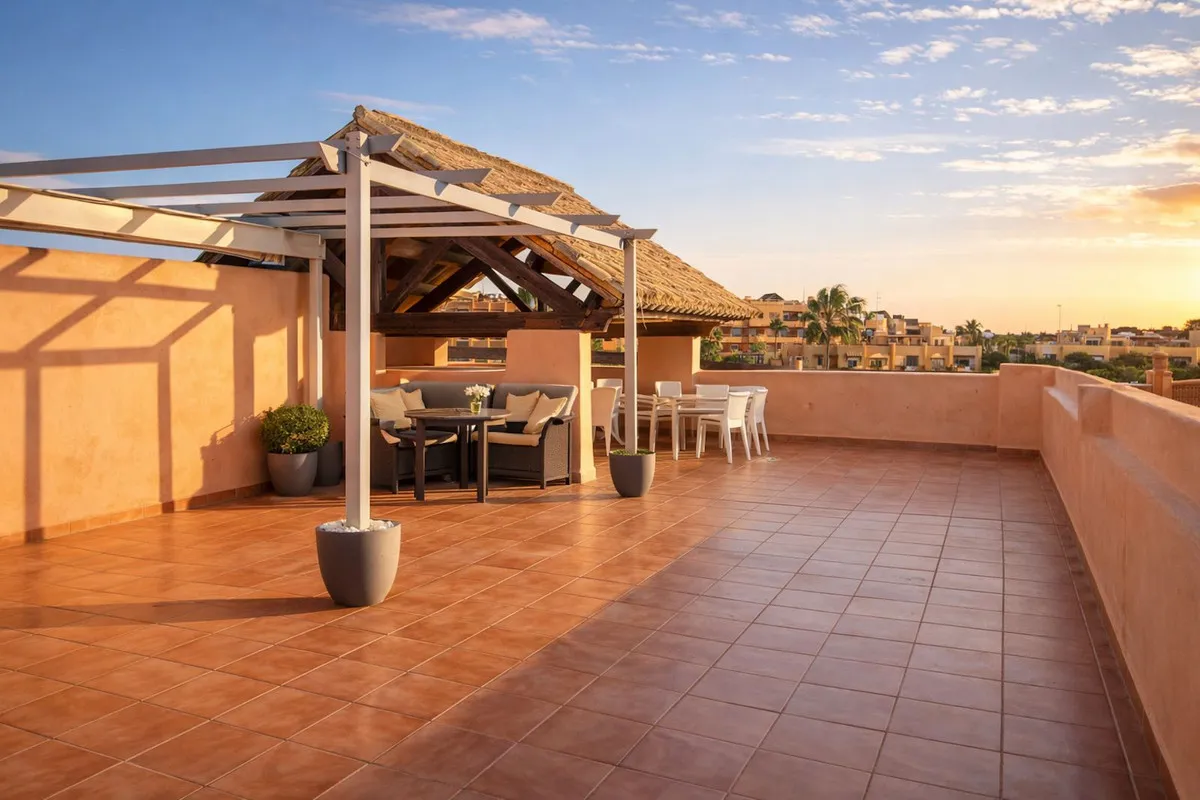 Luxurious Penthouse with Terrace & Pool in Casares Costa