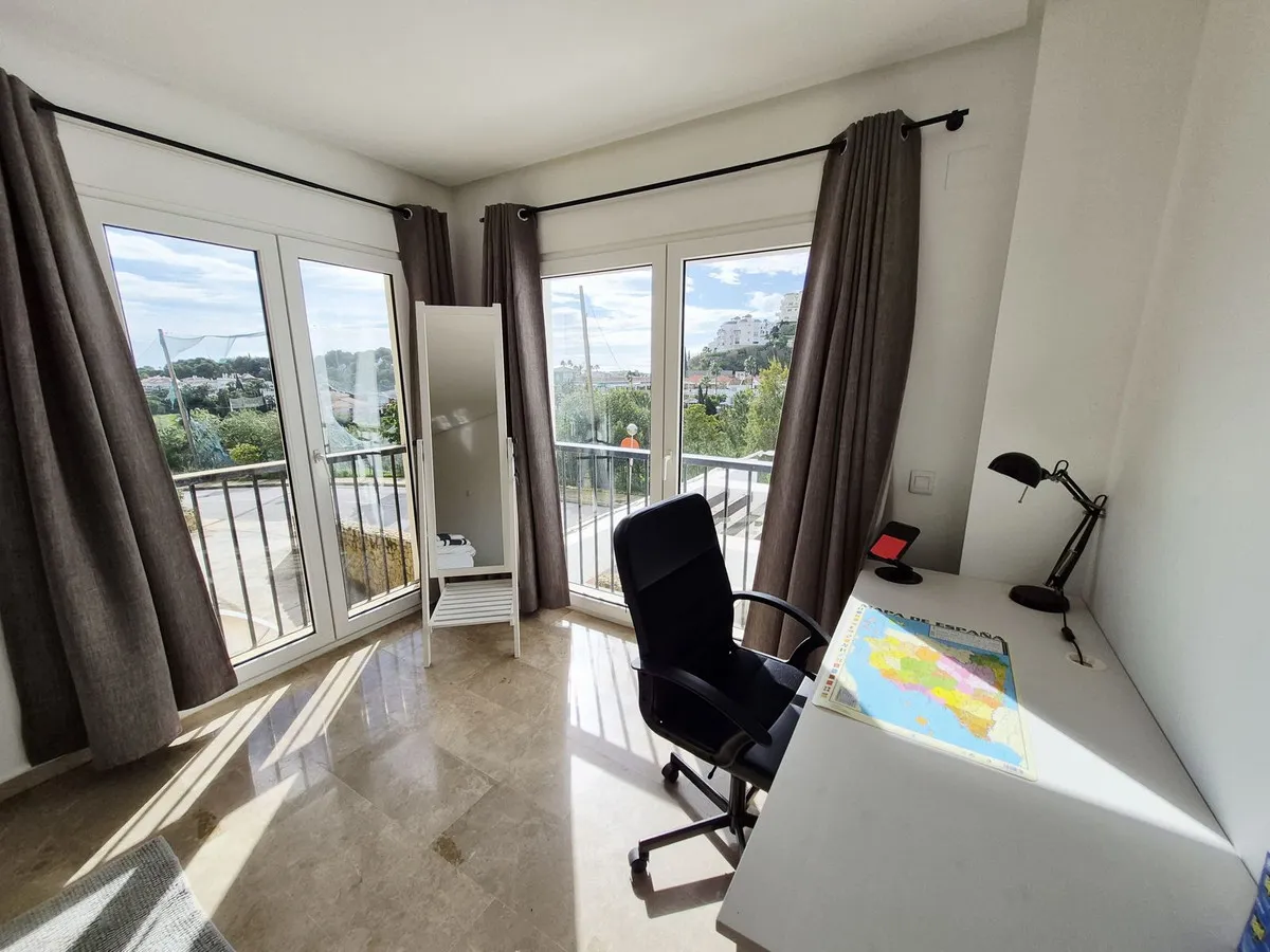 c2767fc6-d24d-4255-bd9b-ce5263a58f8d