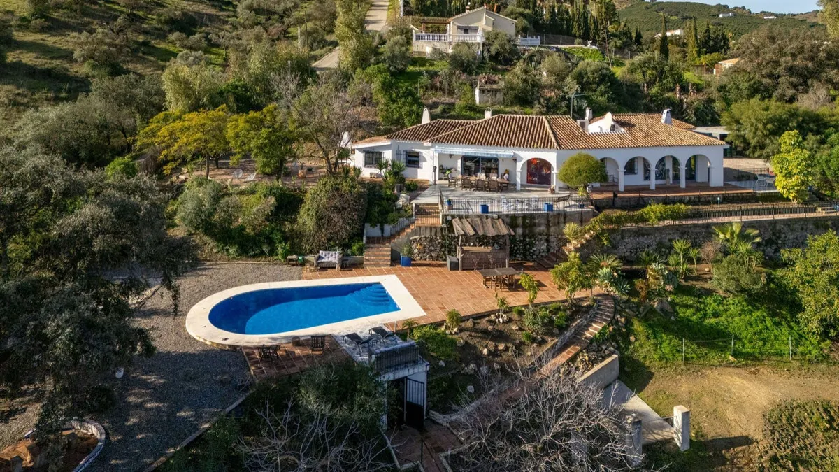 Charming Country Retreat with Equestrian Facilities