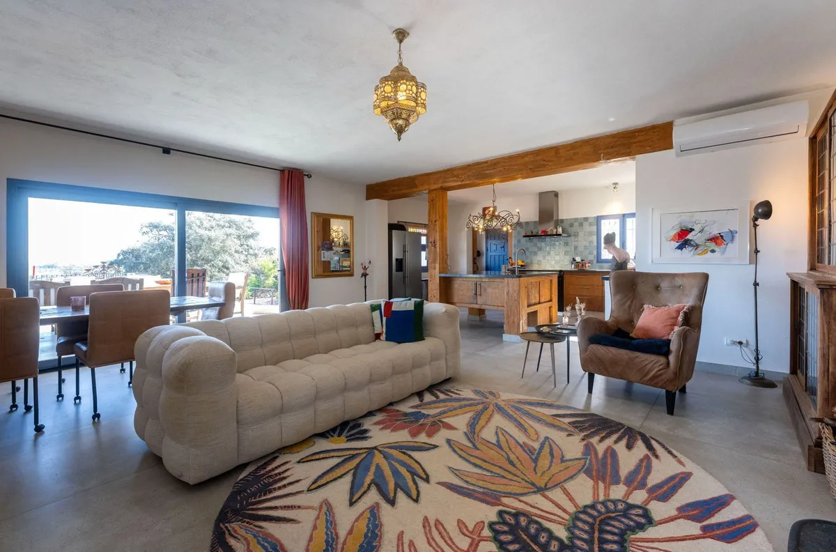 ea3610f2-caf4-41dd-a502-01ec3230345d