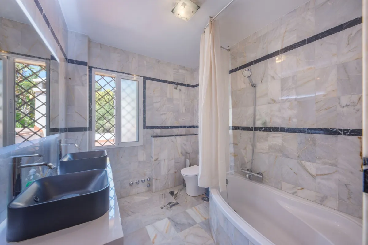 a6f838bd-d1ac-4090-bb1e-39f81ac64c7c