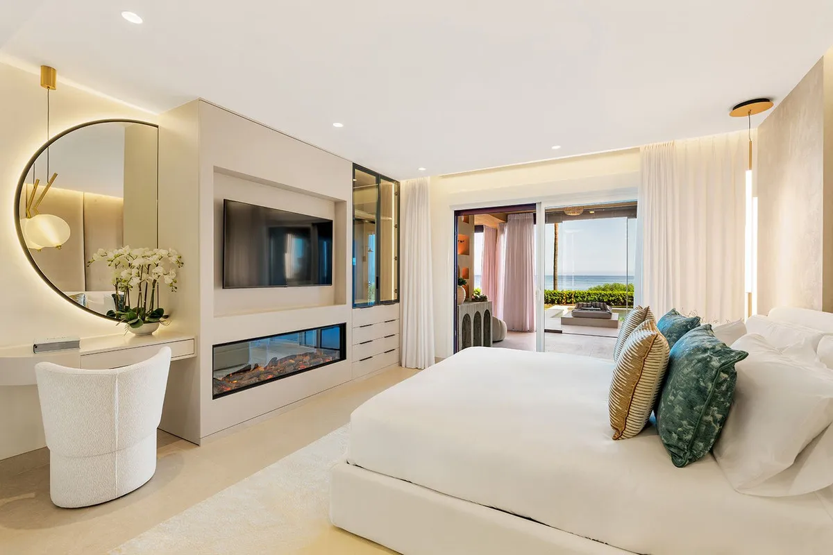 e2b197c7-777f-48e5-b695-b628501d1313