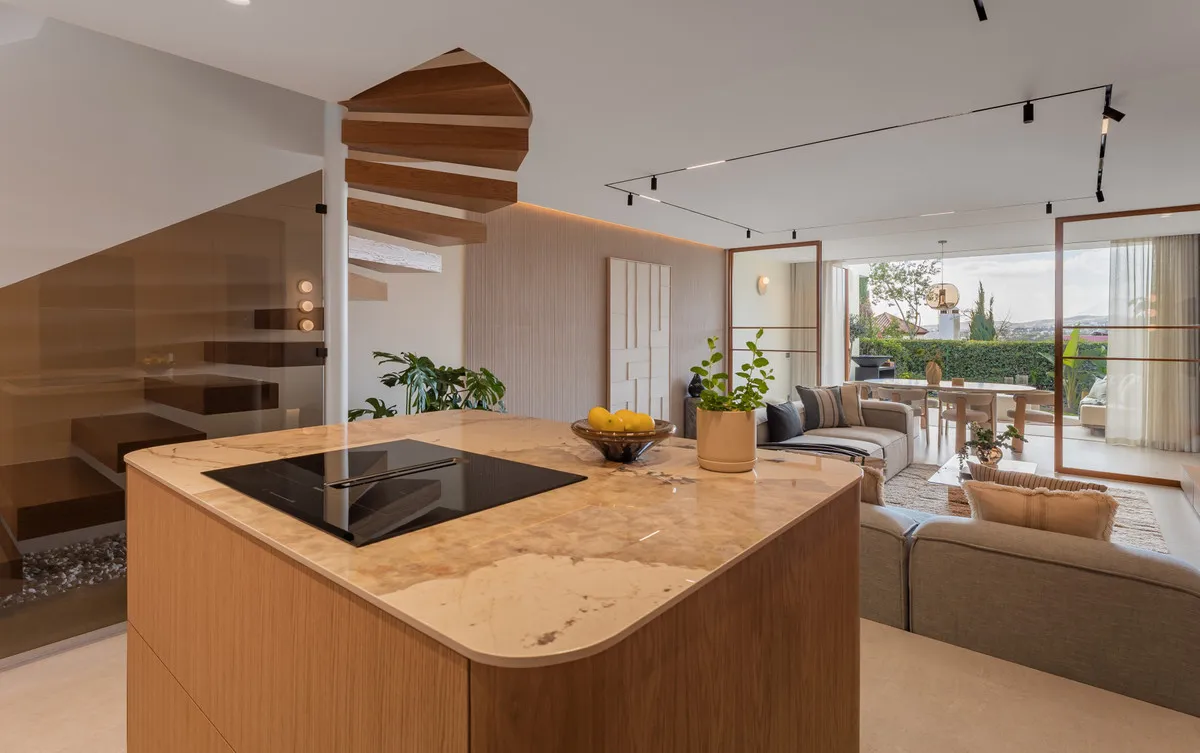 e6f56205-56c7-4afa-9280-e05853e86f38