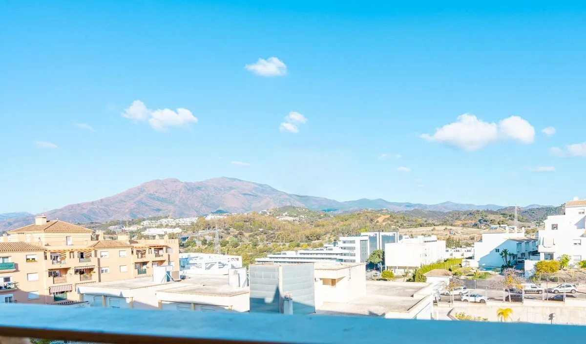 Bright 4-Bedroom Family Apartment in La Lobilla, Estepona