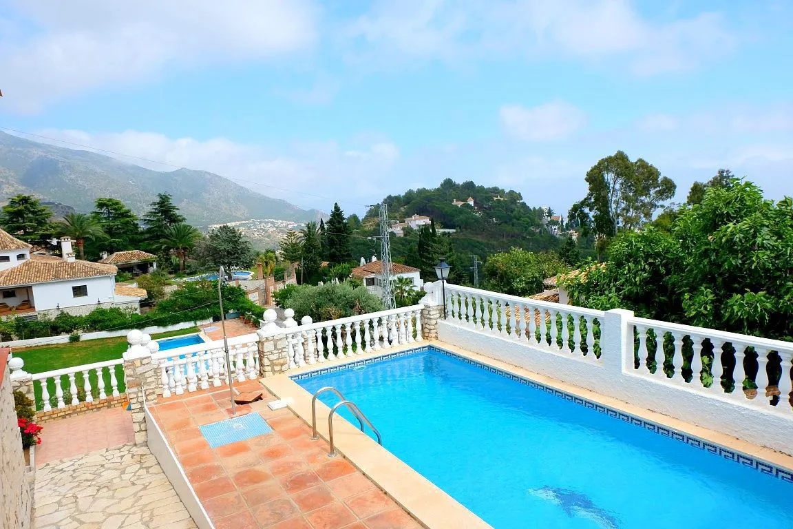 a3ea44b7-704a-4a65-9d2c-36f25901e950