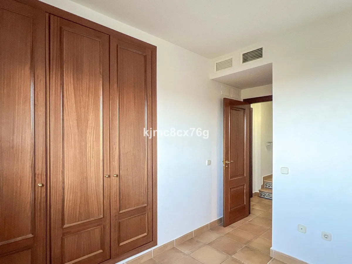 d09698fb-8287-4077-b5b0-fde1a690f239