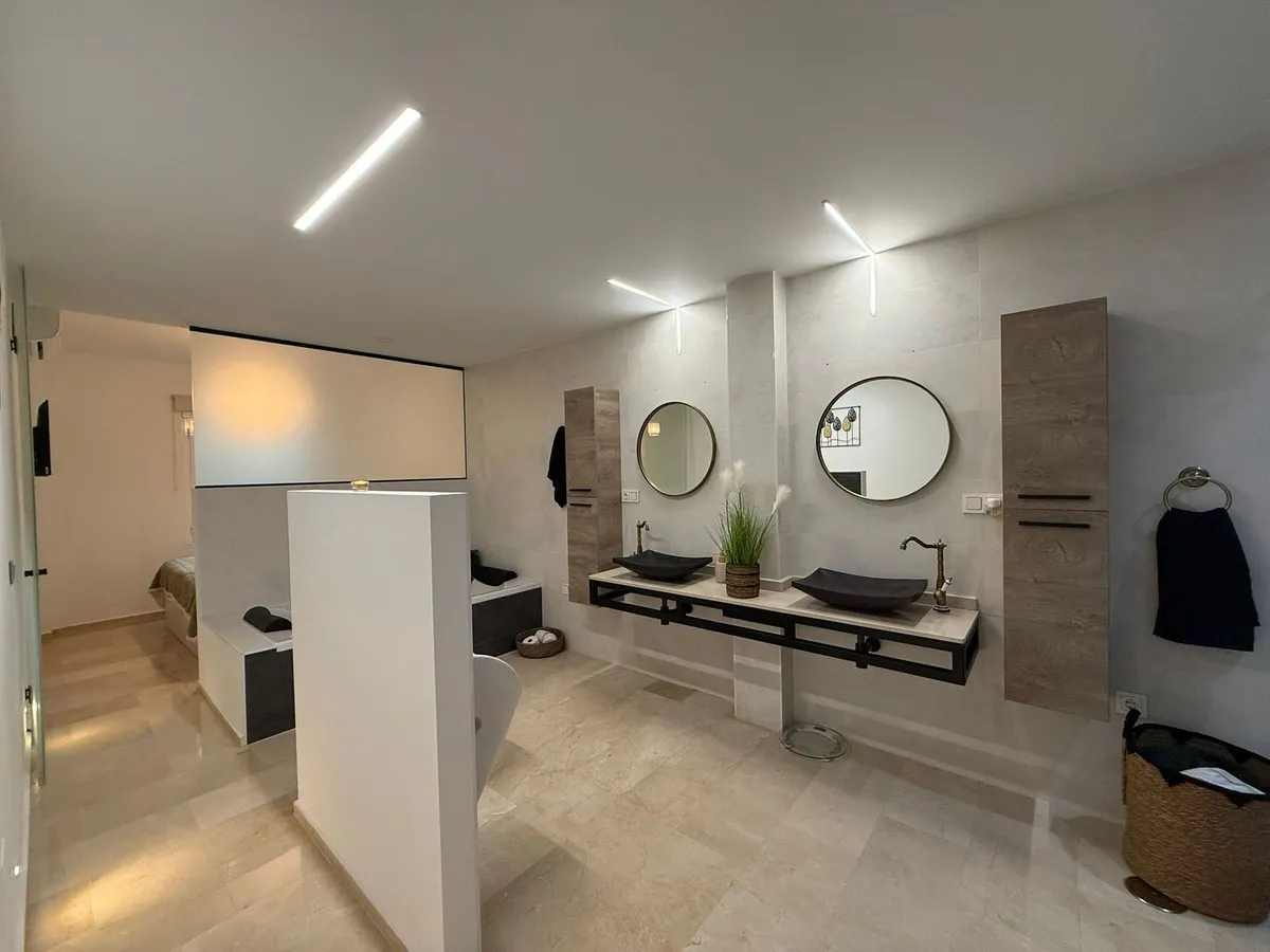 d9ce7245-67d2-43d2-bf9b-a08ed56d9033