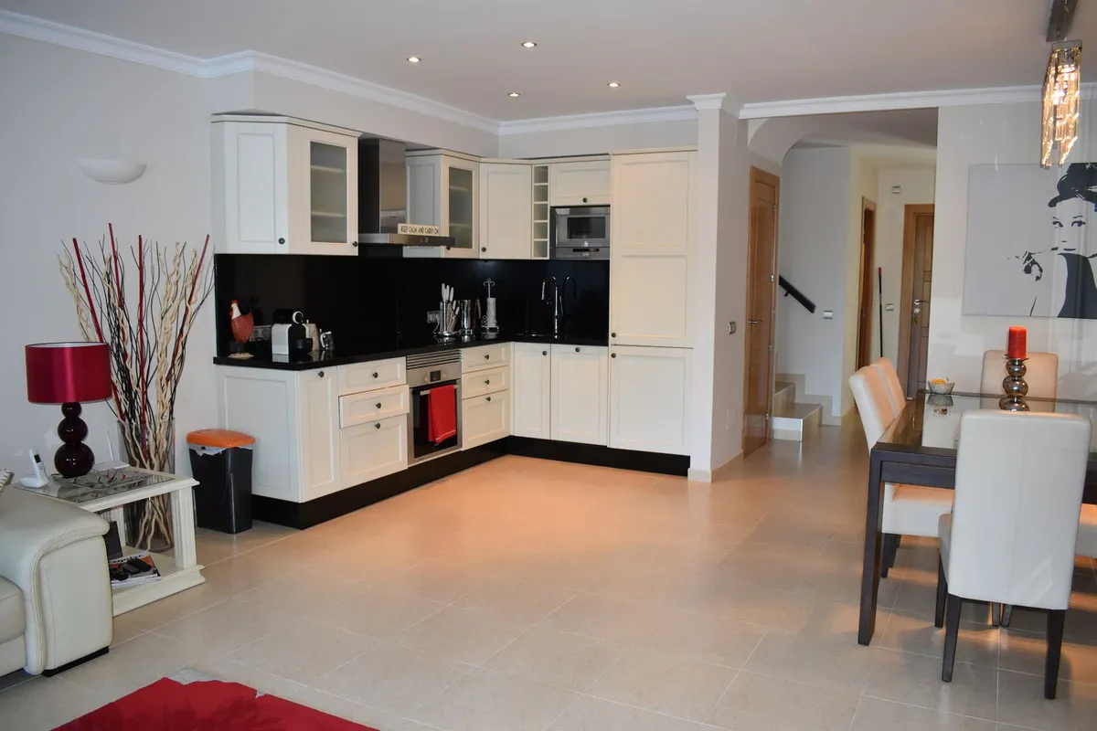 77dca476-fffa-40f0-8703-43a581af9f5d