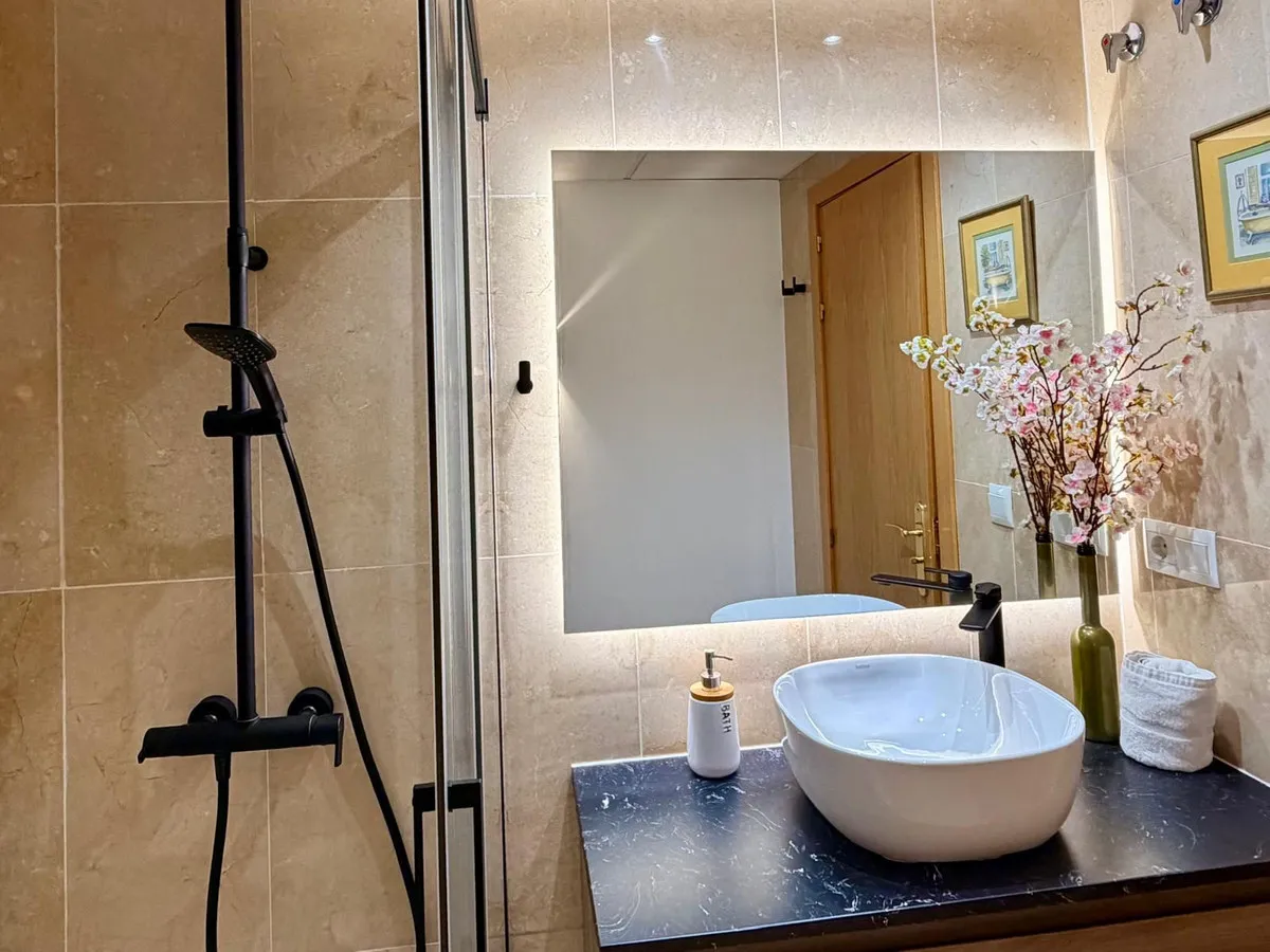 d926d4d8-eb5e-4842-90b1-781572a8c927