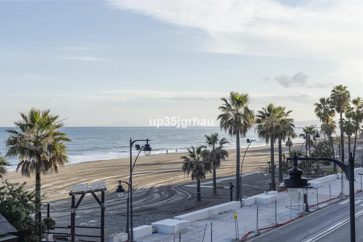 b0fdd443-025f-4cb1-9ec5-473acbffa3d8