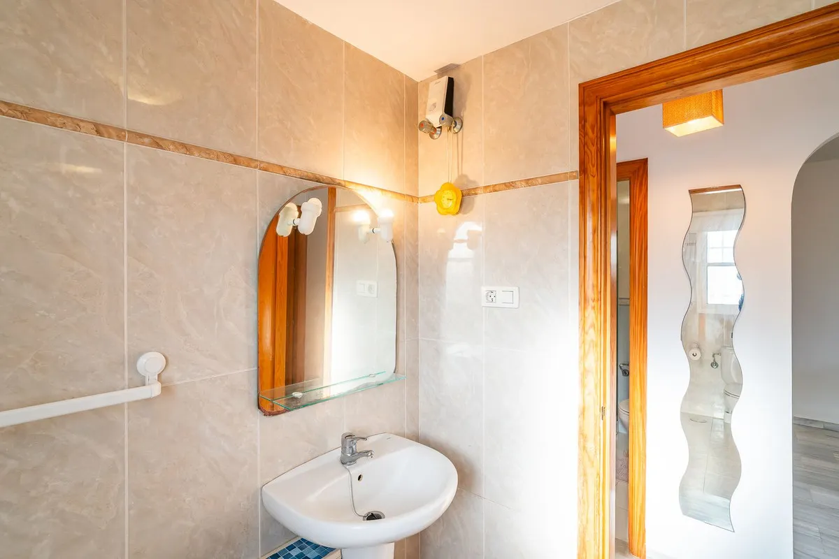 6dc70ef1-66d7-401c-aeec-796482780b9c