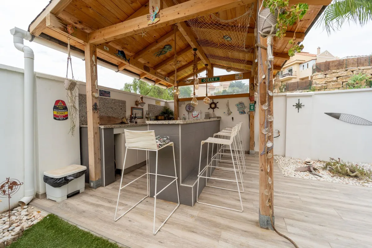 9a404b62-b65a-48e8-8fc6-4432387a94ed