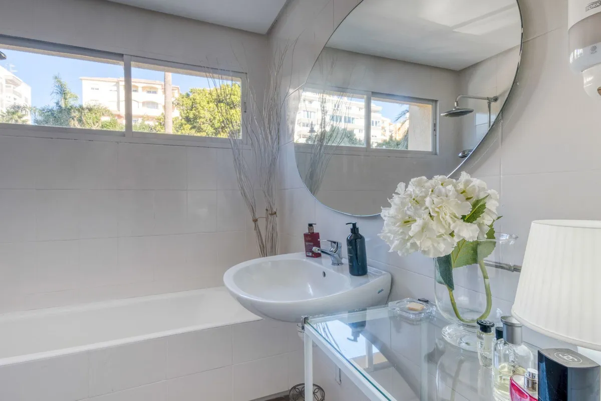 52336ef3-c0d6-438d-a24a-542de0e928d0