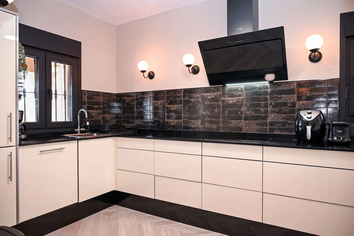 e563f20b-9578-40f5-be64-9e395efefebe