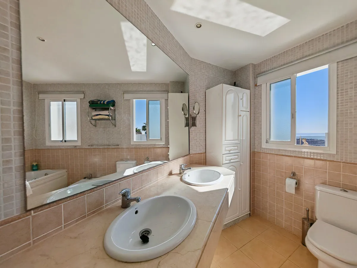 2e934993-f924-4118-84d7-22e7a82d3c02