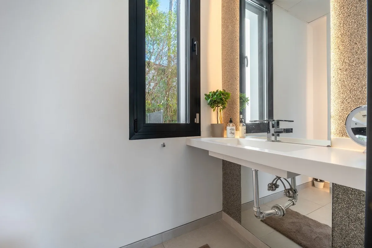 94afd593-c79e-470a-8afa-90fe63d45af1