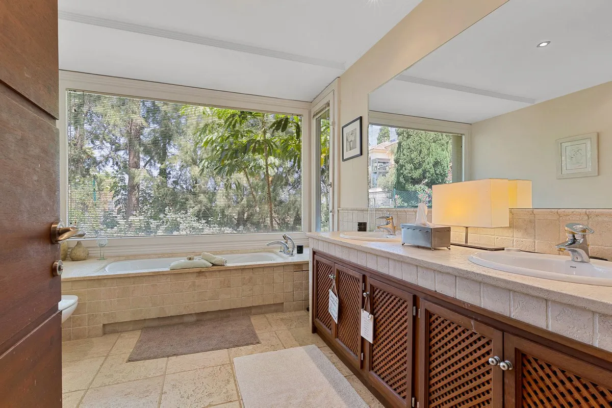 e6a4c779-8e79-45bb-b1d2-7cfaeab17a46