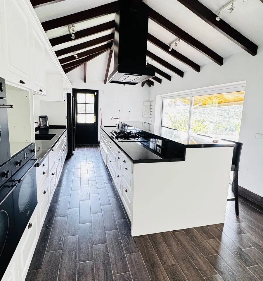 e84debb3-cc44-4a40-8c9c-d46df11becb6