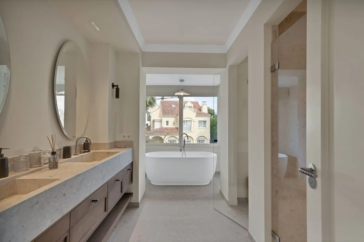 e8a032b0-f7cd-42d5-a873-a53c80b3d642