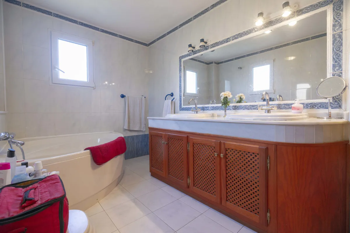 fcbab270-c6d4-4ff3-a32e-93eb304eb42b