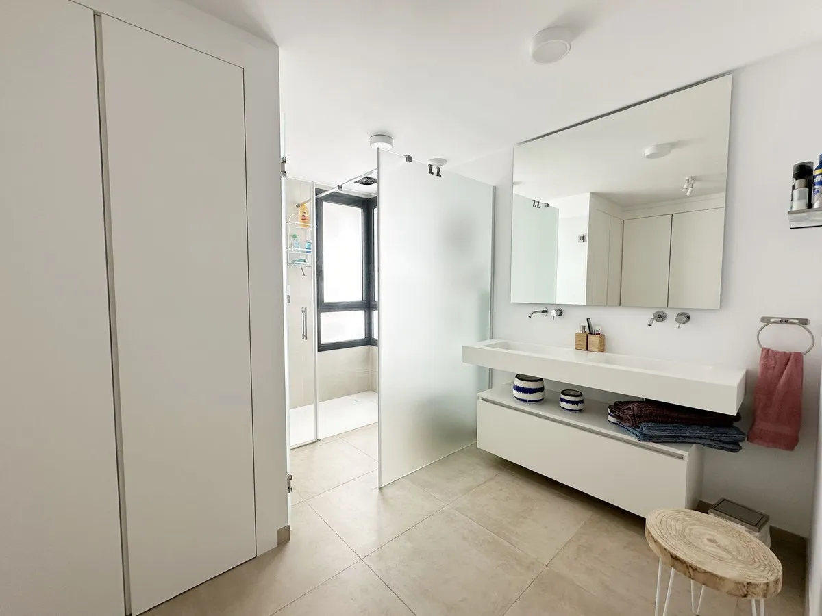 b07a5f9c-e567-42b6-b398-9a810cadebd3